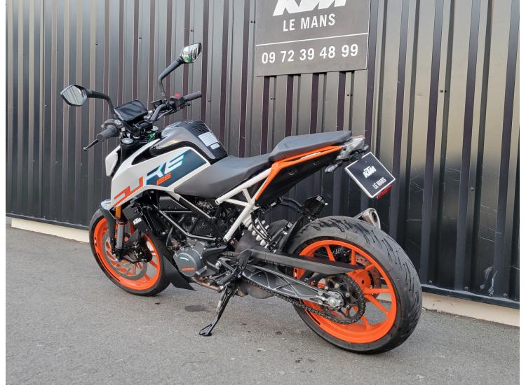KTM 125 DUKE   1ERE MAIN  SEULEMENT 2900 KILOMETRES